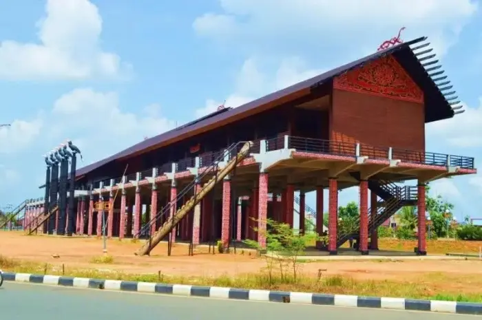 Mengenal Rumah Adat Kalimantan Barat dan Keunikannya